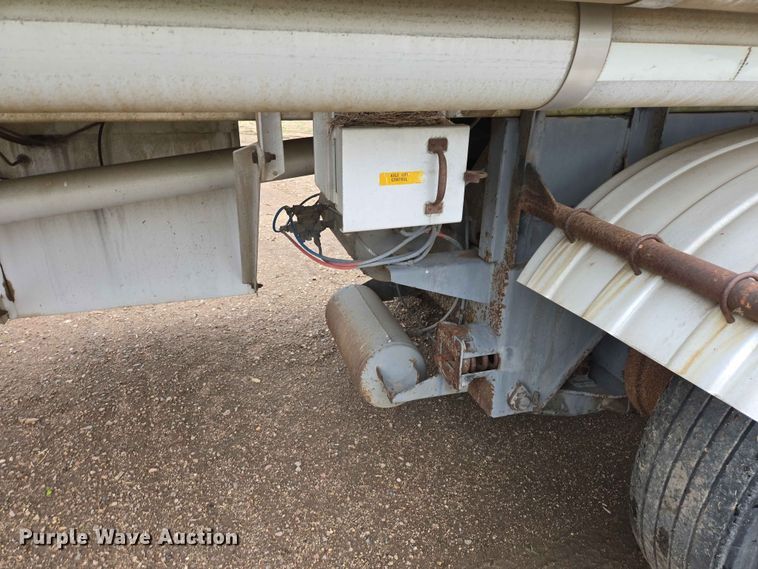 image for item EB1471 1991 Fruehauf TAG-NTN3-ESF 10500 tank trailer