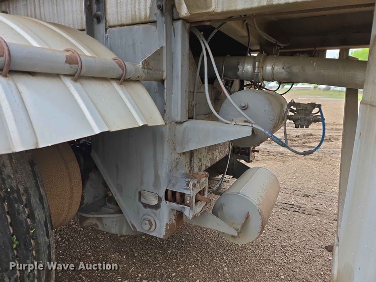 image for item EB1471 1991 Fruehauf TAG-NTN3-ESF 10500 tank trailer