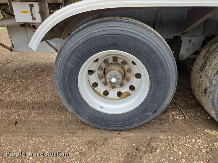 image for item EB1471 1991 Fruehauf TAG-NTN3-ESF 10500 tank trailer