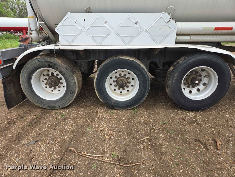 image for item EB1471 1991 Fruehauf TAG-NTN3-ESF 10500 tank trailer
