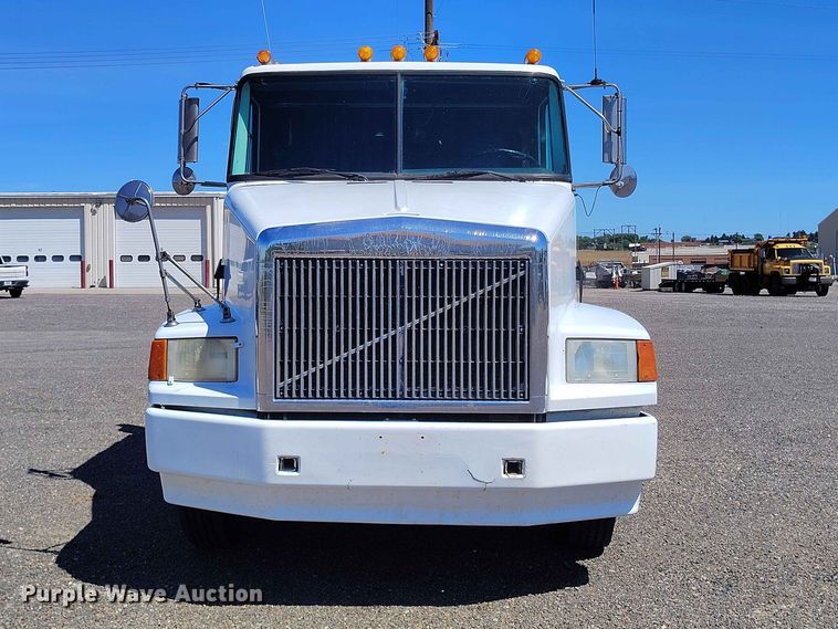image for item ED0129 1993 White GMC WIA semi truck