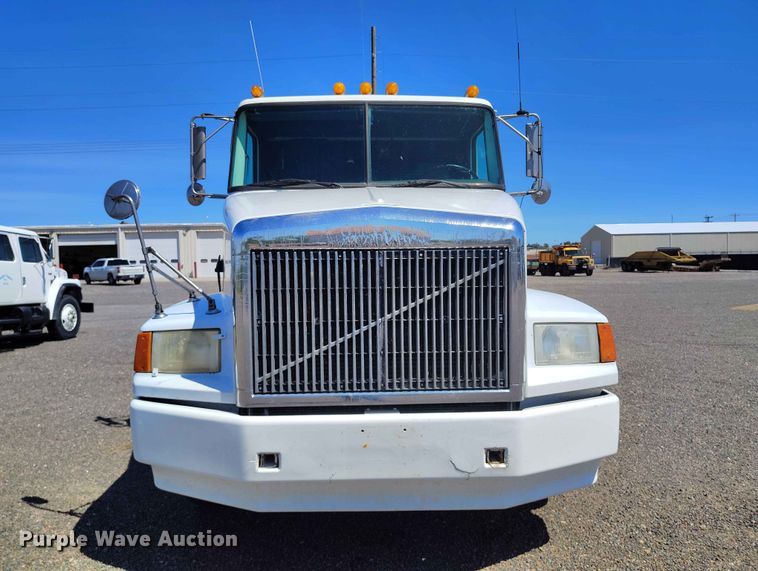 image for item ED0129 1993 White GMC WIA semi truck