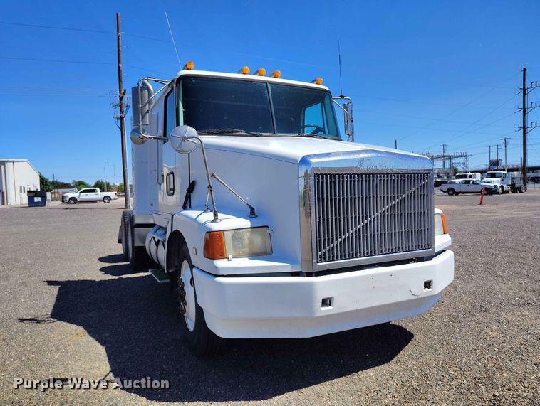 image for item ED0129 1993 White GMC WIA semi truck