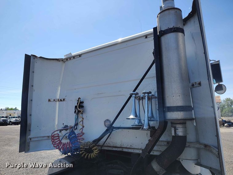 image for item ED0129 1993 White GMC WIA semi truck
