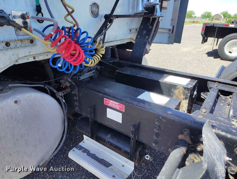 image for item ED0129 1993 White GMC WIA semi truck