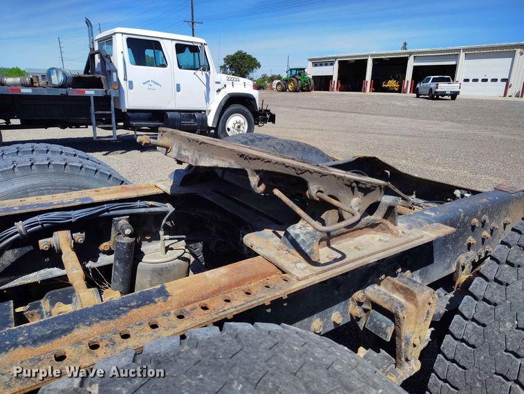 image for item ED0129 1993 White GMC WIA semi truck