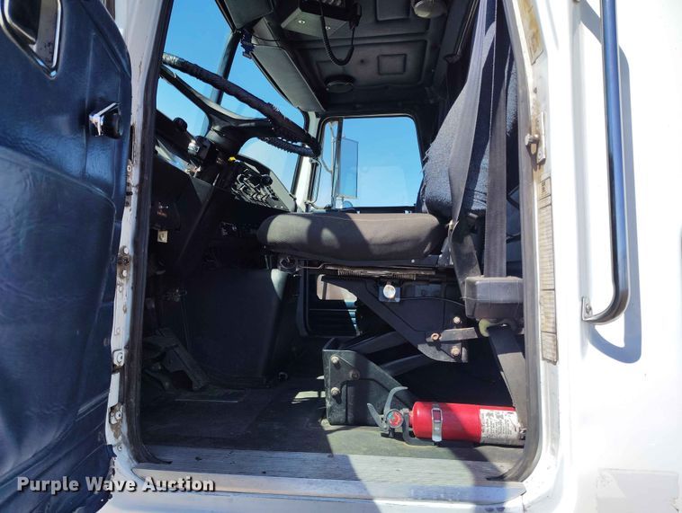image for item ED0129 1993 White GMC WIA semi truck
