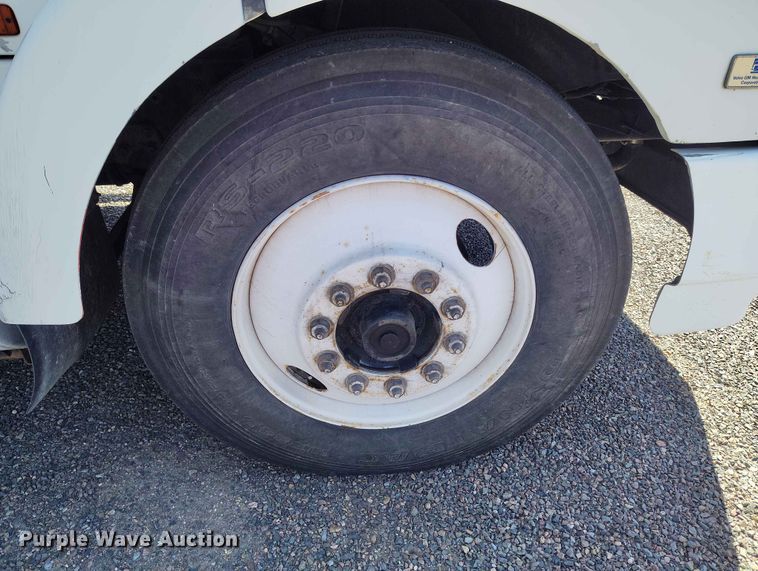 image for item ED0129 1993 White GMC WIA semi truck