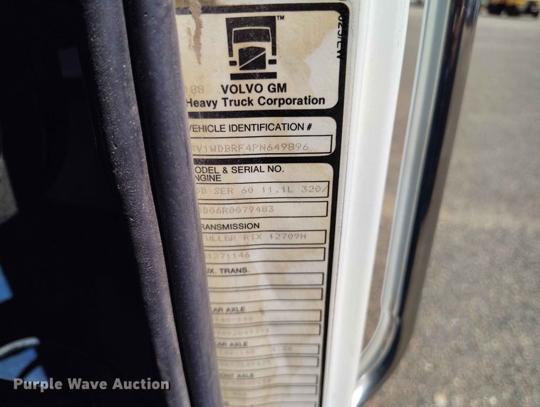 image for item ED0129 1993 White GMC WIA semi truck