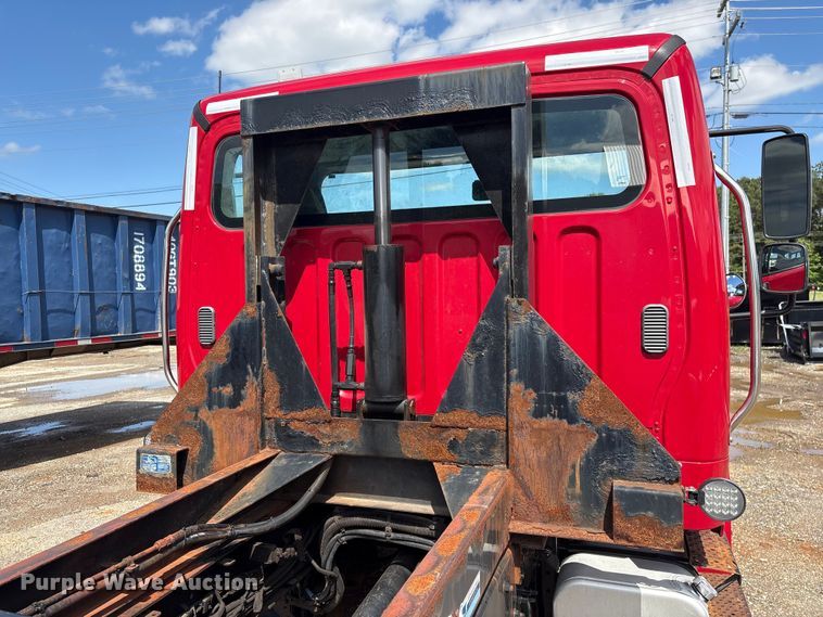 image for item EF1164 2018 Freightliner Business Class M2 chassis lift truck