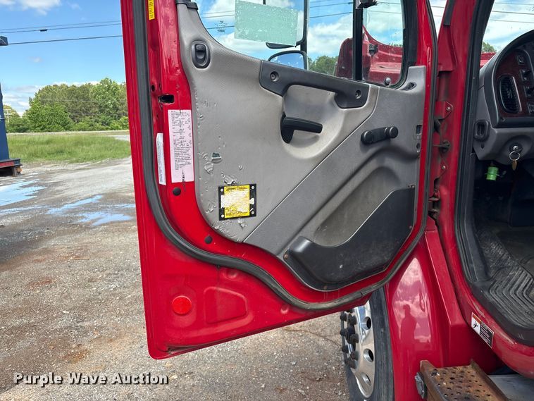image for item EF1164 2018 Freightliner Business Class M2 chassis lift truck