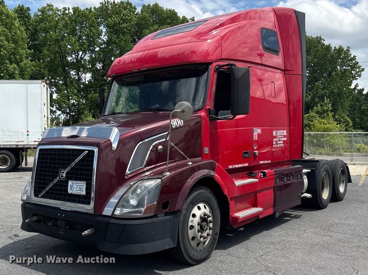 image for item EF1217 2015 Volvo VNL semi truck