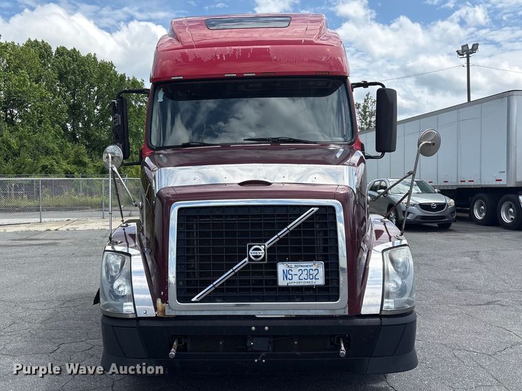 image for item EF1217 2015 Volvo VNL semi truck