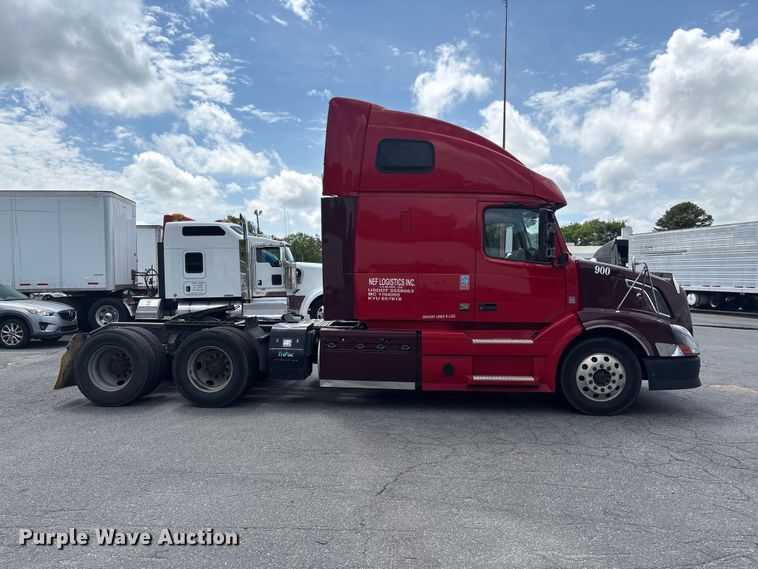 image for item EF1217 2015 Volvo VNL semi truck