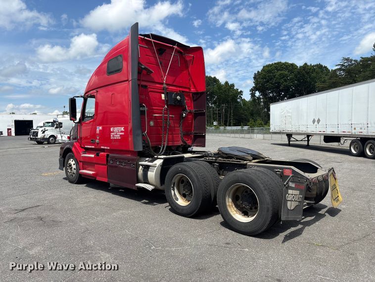 image for item EF1217 2015 Volvo VNL semi truck