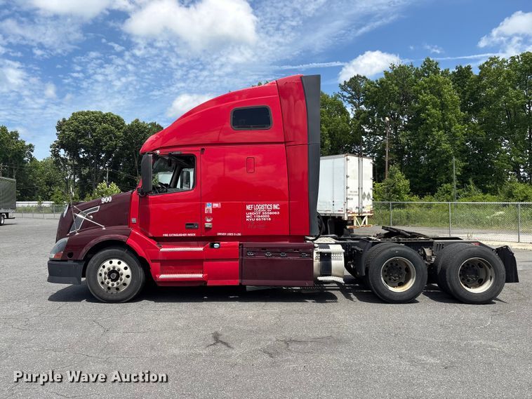 image for item EF1217 2015 Volvo VNL semi truck