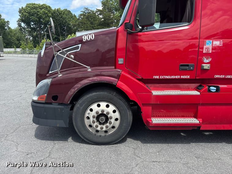 image for item EF1217 2015 Volvo VNL semi truck