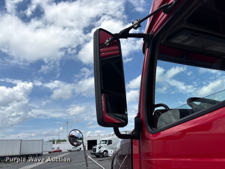 image for item EF1217 2015 Volvo VNL semi truck