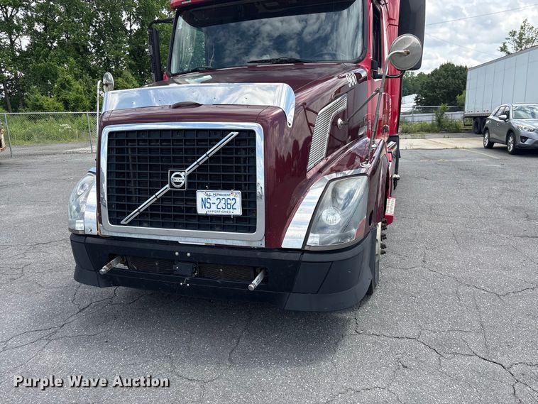 image for item EF1217 2015 Volvo VNL semi truck