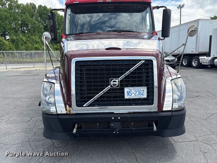 image for item EF1217 2015 Volvo VNL semi truck