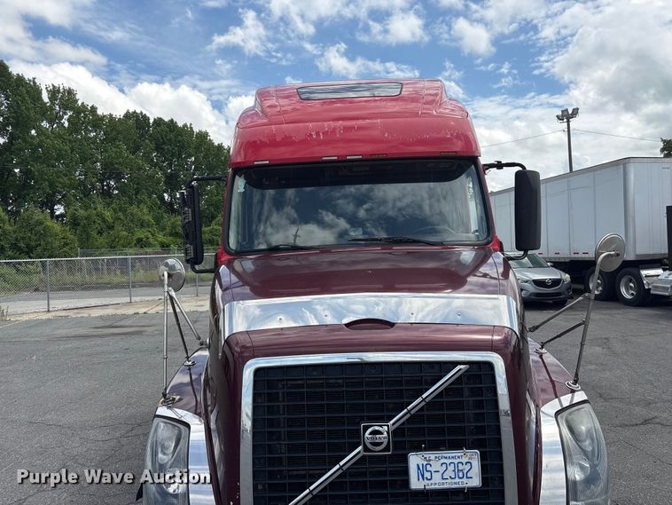 image for item EF1217 2015 Volvo VNL semi truck