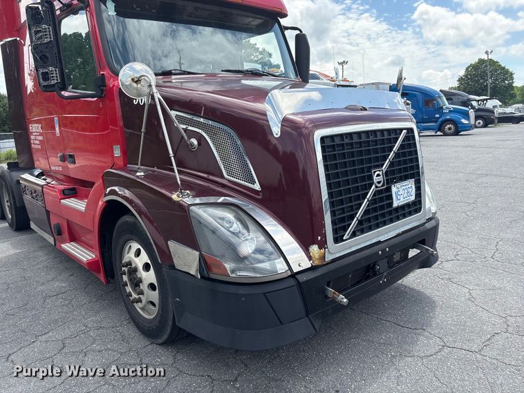 image for item EF1217 2015 Volvo VNL semi truck