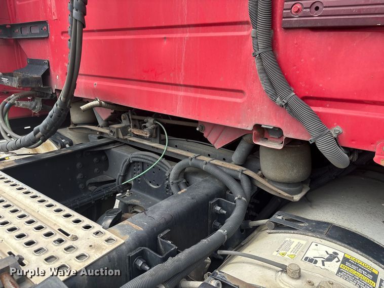 image for item EF1217 2015 Volvo VNL semi truck
