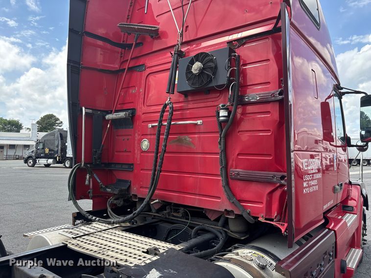 image for item EF1217 2015 Volvo VNL semi truck