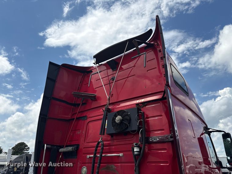 image for item EF1217 2015 Volvo VNL semi truck