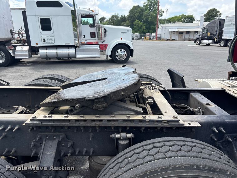 image for item EF1217 2015 Volvo VNL semi truck