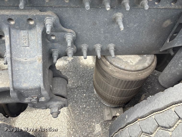 image for item EF1217 2015 Volvo VNL semi truck