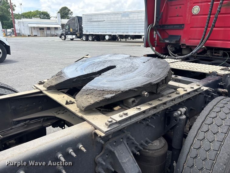 image for item EF1217 2015 Volvo VNL semi truck