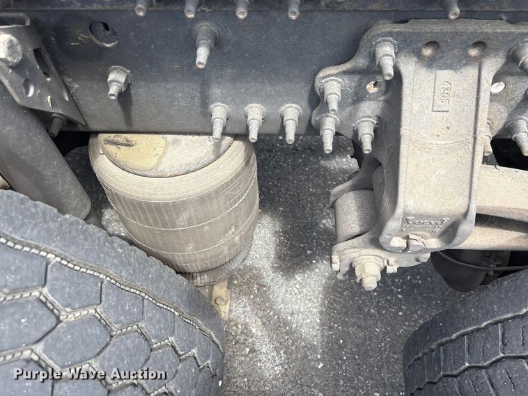 image for item EF1217 2015 Volvo VNL semi truck