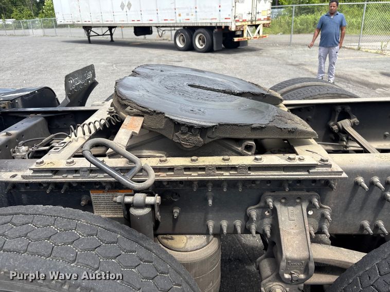 image for item EF1217 2015 Volvo VNL semi truck