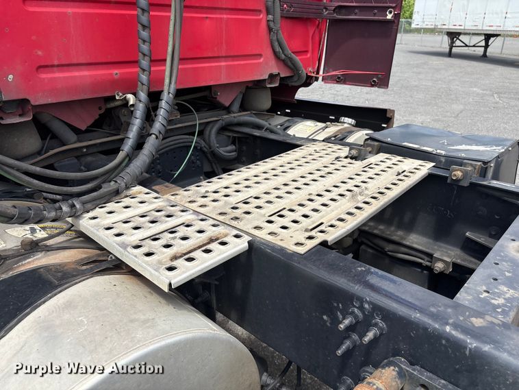 image for item EF1217 2015 Volvo VNL semi truck