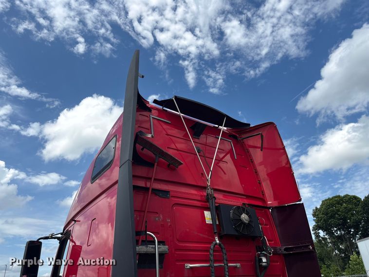 image for item EF1217 2015 Volvo VNL semi truck