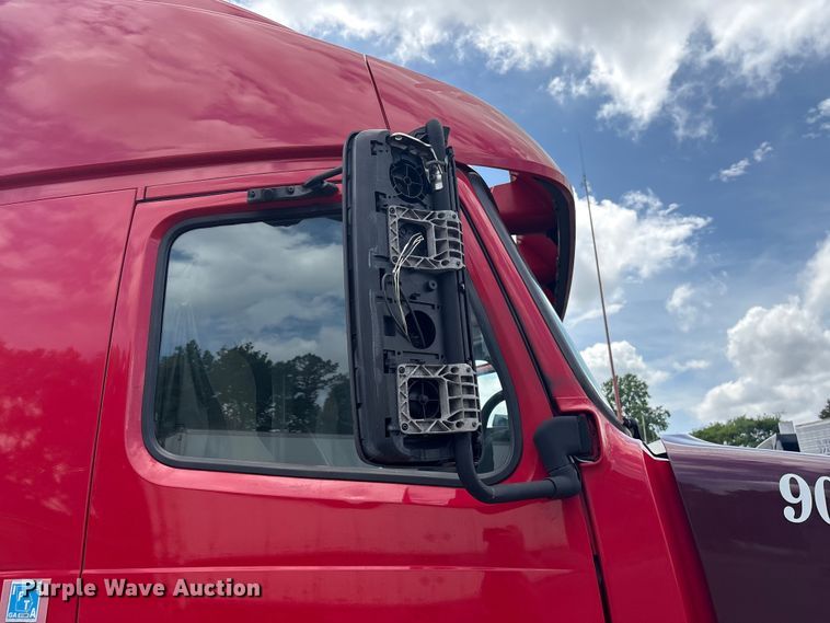 image for item EF1217 2015 Volvo VNL semi truck