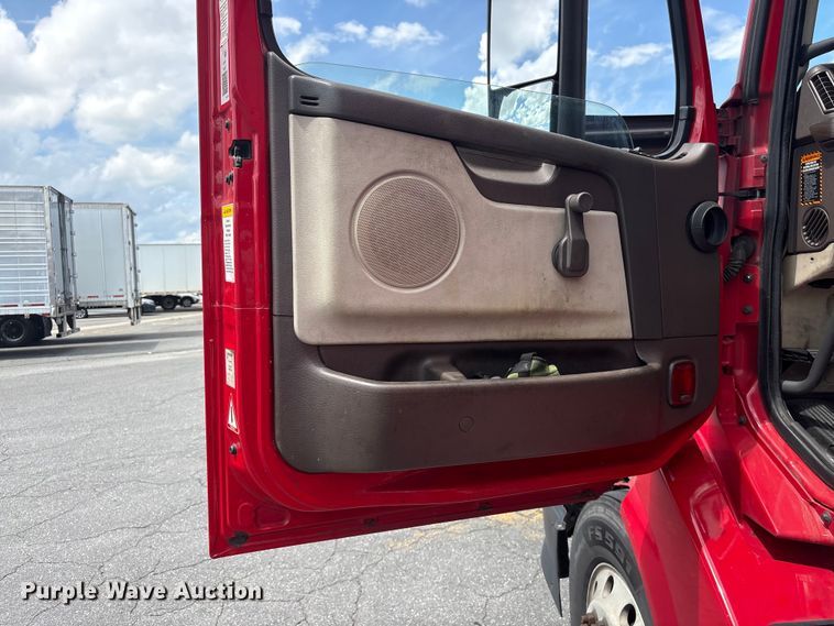 image for item EF1217 2015 Volvo VNL semi truck
