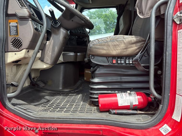 image for item EF1217 2015 Volvo VNL semi truck
