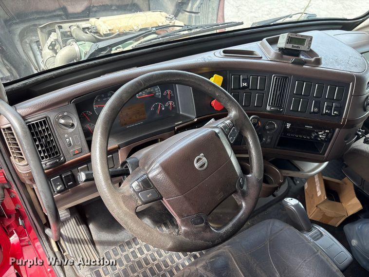 image for item EF1217 2015 Volvo VNL semi truck