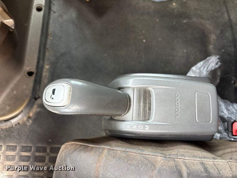 image for item EF1217 2015 Volvo VNL semi truck