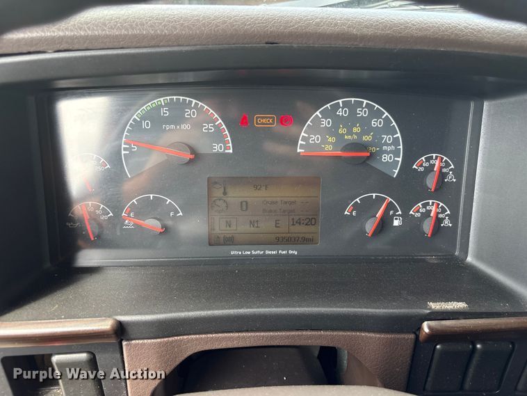 image for item EF1217 2015 Volvo VNL semi truck