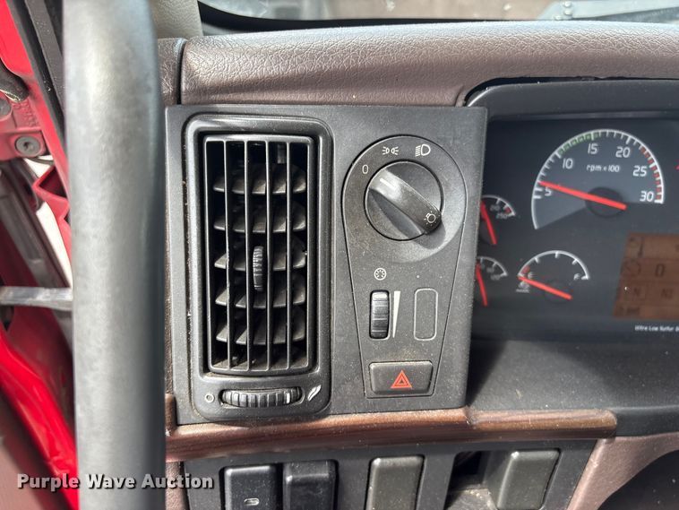 image for item EF1217 2015 Volvo VNL semi truck