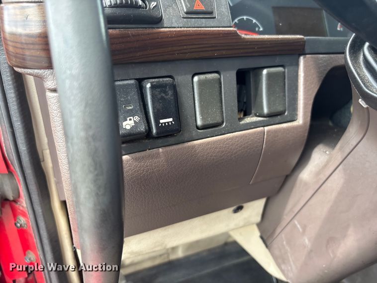 image for item EF1217 2015 Volvo VNL semi truck