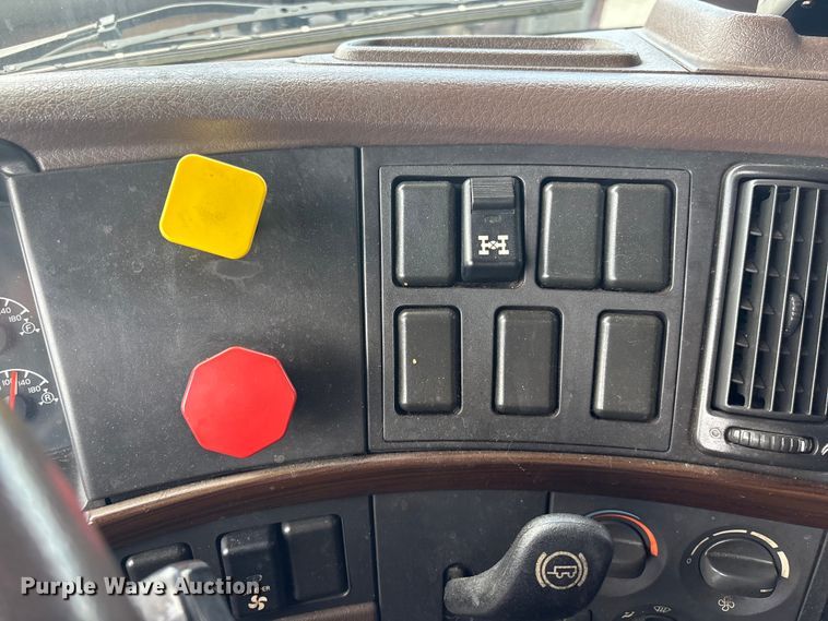 image for item EF1217 2015 Volvo VNL semi truck