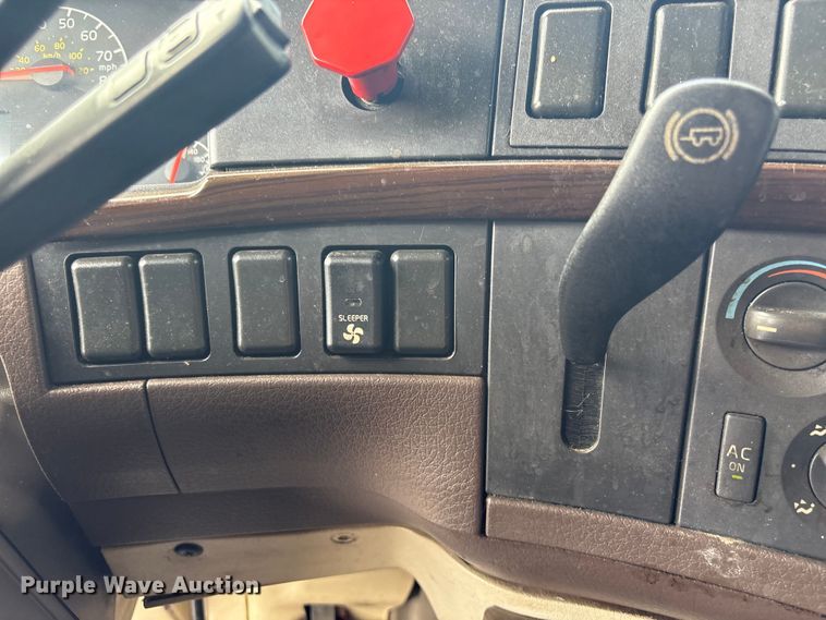 image for item EF1217 2015 Volvo VNL semi truck