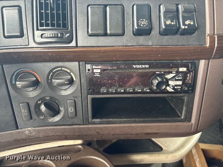 image for item EF1217 2015 Volvo VNL semi truck