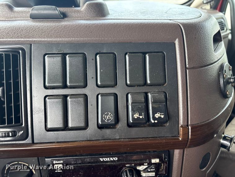 image for item EF1217 2015 Volvo VNL semi truck