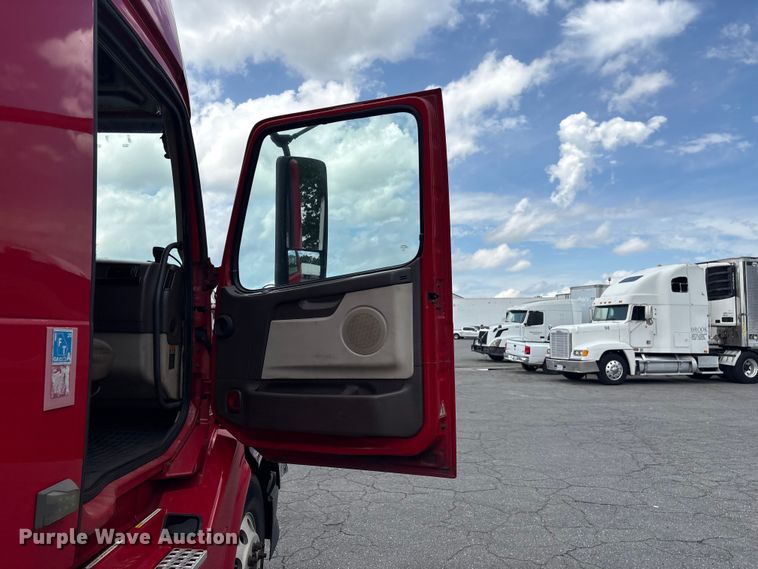 image for item EF1217 2015 Volvo VNL semi truck