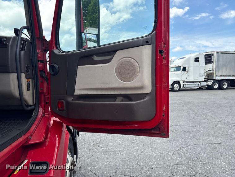 image for item EF1217 2015 Volvo VNL semi truck